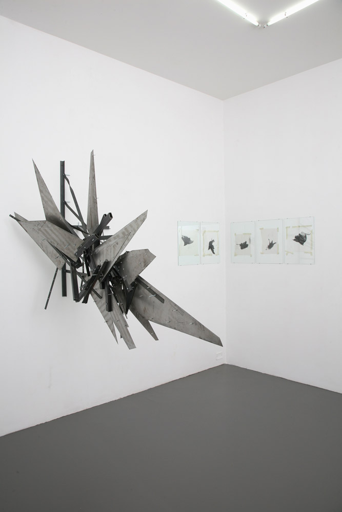 Alberto Tadiello, Adunchi, barre e lamiere metalliche, dadi, bulloni, dimensioni varie, 2010