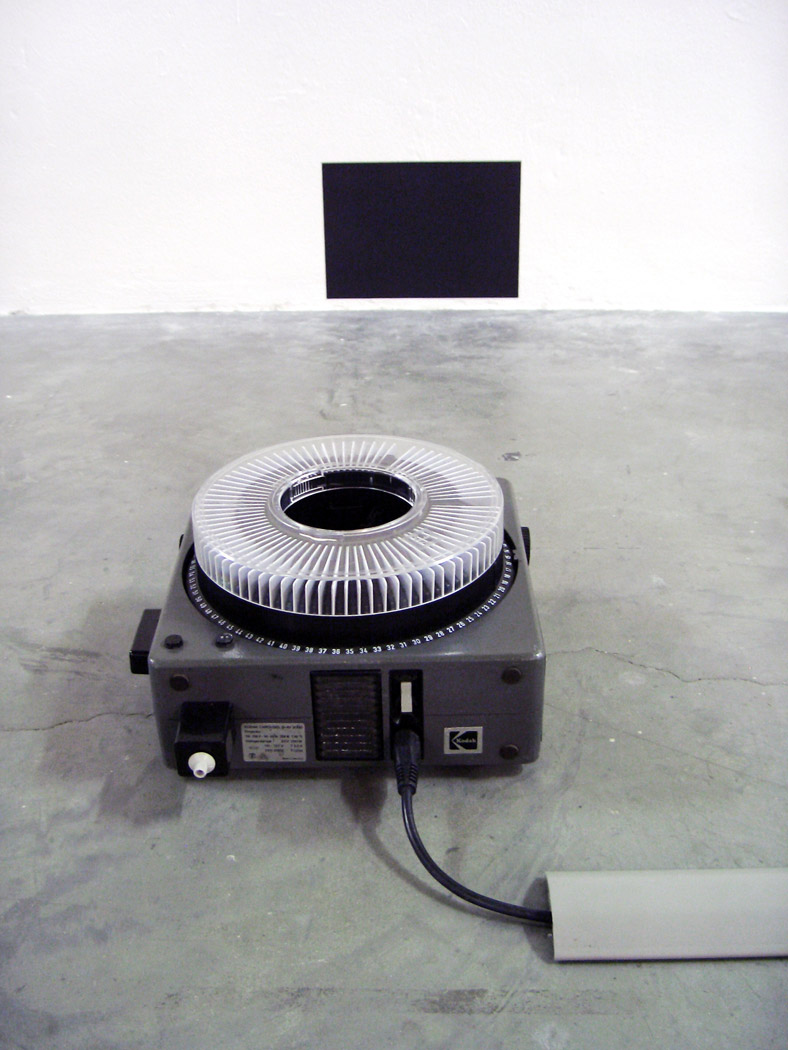 Alberto Tadiello, Come abitando in prossimità (As if living nearby, diapositives, kodak carousel projector, A4 black sheet, 21 x 29,7 cm, 2007.